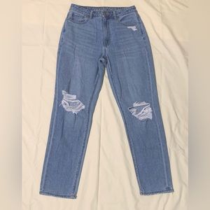 American Eagle Ripped Mom Jean. Size 6 Regular.